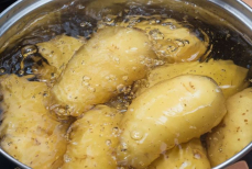 Почему нельзя сливать воду после варки картофеля