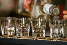 Врач раскрыла правду о пользе водки для дезинфекции желудка и уменьшения боли при язве