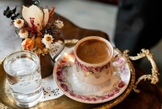 Почему к кофе подают стакан воды — большинство даже не догадываются зачем