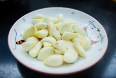 Зачем бросать зубчики чеснока в унитаз — ответ поразит