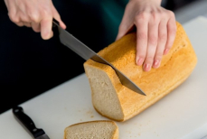 Почему хлеб нельзя класть вверх ногами — три причины, которые привлекают беду