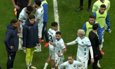 Скандал разразился в матче чемпионата Турции с участием Абата Аймбетова. Видео