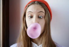 Врач рассказала о последствиях проглатывания жвачки