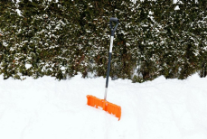 Натрите этим поверхность лопаты — и мокрый снег к ней больше не прилипнет. Теперь уборка принесет только удовольствие