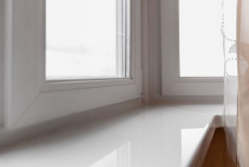 Как сделать подоконник белоснежным за пару минут — посыпьте это средство, и желтизна слезет на глазах