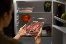 Перечислены продукты, которые никогда нельзя класть в морозильник