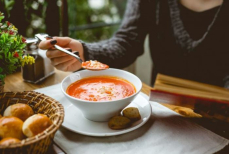 Почему нельзя готовить «выварки» супа и повторно его разогревать