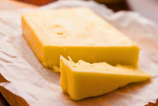 Становится скользким и слишком твердым — где ни в коем случае нельзя хранить сыр