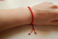 Почему нельзя носить красную нить на запястье