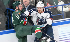 Курьезный гол форварда помог обыграть клуб конференции «Барыса» в КХЛ. Видео