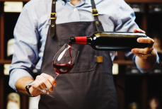 Как открыть бутылку вина, если нет штопора? Поможет неожиданный предмет