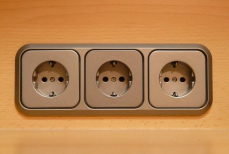 Протираем розетки правильно — и больше не подвергаем жизнь опасности. Пластик будет чистым даже на кухне