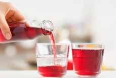 Молодильные, но не яблочки. Напиток из этой полезной ягоды не дает стареть раньше времени