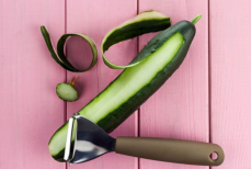 Нужно ли очищать огурцы от кожуры