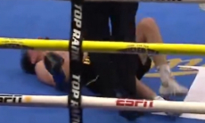 Три нокдауна и нокаут решили исход боя непобежденного проспекта. Видео