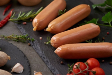 Добавьте это в воду — и магазинные сосиски станут фантастически вкусными