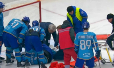 Вратаря «Барыса» Бояркина унесли на носилках с матча КХЛ. Видео