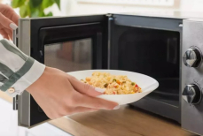 В каких случаях микроволновка превращает еду в яд — 95 процентов допускают эту ошибку. Все подтвердили ученые