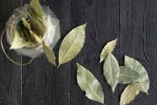 Зачем сжигают лавровый лист и почему его пепел нужно развеять. Не все это знают