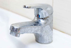 Будет сиять, как новый. Как быстро убрать накипь на кране — поможет неожиданный продукт