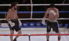 Необычным нокаутом завершился бой боксеров из Казахстана и Узбекистана. Видео