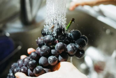 Достаточно ли мыть овощи и фрукты только водой