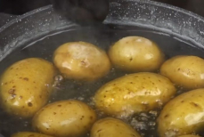 Не спешите сливать в раковину — куда использовать воду после варки картофеля