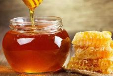 Нельзя добавлять в горячий чай? Диетолог разоблачила главные заблуждения о мёде