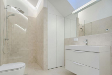 Попрощайтесь с мыльным разводом на стекле душевой кабины навсегда — нужно всего одно средство