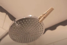 Зачем француженки вешают прищепку на душ