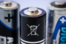 Почему нельзя выкидывать батарейки