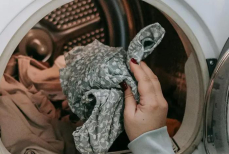 Почему надо заливать водку в стиральную машину — вы будете поражены