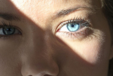 Почему при разговоре с человеком нужно смотреть в его левый глаз