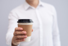 Исследование показало, как манера держать стакан с кофе отражает характер человека