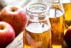 Чем полезен яблочный уксус и кому его прием не подходит