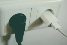 Бытовые приборы, которые нужно выключать из розетки на ночь. Заметно сэкономите деньги