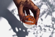 Об этом не знает никто — вот как можно использовать вазелин в уборке