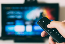 Ваш телевизор следит за вами. Эксперты рассказали, куда именно попадает информация и как отключить эту функцию