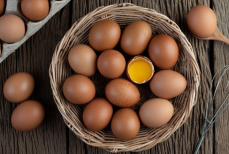 Какие яйца лучше — белые или коричневые? Чем на самом деле они отличаются