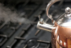 Один бытовой отход — и чайник вмиг очистится от накипи