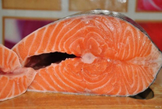 Перечислены продукты, в которых омега-3 как в лососе