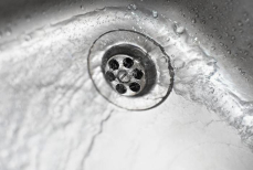 «Это худший блокиратор слива». Сантехник назвал продукт, который категорически нельзя смывать в раковину