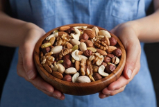 Врач назвала самые легкие и тяжелые для желудка орехи