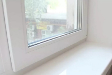 Пластиковый подоконник вышел из моды. Опытные строители нашли материал круче — переделать можно за пару часов