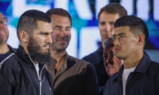 Бетербиев отказался пожать руку Биволу после поражения в титульном поединке