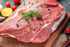 Двух ответов нет. Нужно ли мыть мясо перед приготовлением 