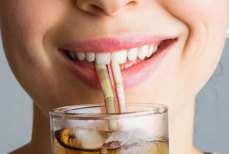 «Хуже него не найдешь». Стоматологи назвали самый вредный для зубов напиток — и это не кола