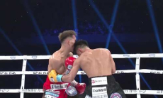 Кровавой зарубой с двумя нокдаунами обернулся бой непобежденного чемпиона мира. Видео