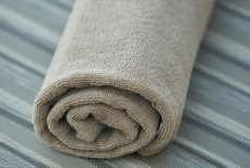 Жесткие полотенца станут мягкими и пушистыми — нужно добавить в стирку одну вещь