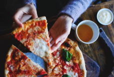 Будет такой же вкусной, как свежая — гениальный способ, как разогреть вчерашнюю пиццу